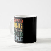 Mug Drôle d'être du même âge que les personnes âgées p (Devant gauche)