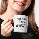 Mug Drôle 'Est-ce que cette Anneau me donne l'air Enga<br><div class="desc">Drôle 'Est-ce que cette bague me donne l'air fiancée ? ' tasse. Un cadeau mignon pour ceux qui seront bientôt mariés. Avec l'illustration d'une bague fiançailles et le texte 'Future Mrs (ajoutez le nom) Une belle occasion de poser avec cette tasse et d'annoncer votre fiançailles sur les médias sociaux !...</div>
