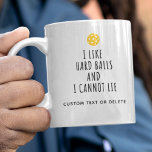 Mug Drôle Humour Pickleball, Comme Des Ballons Durs Pe<br><div class="desc">Une tasse de pickleball drôle qui dit "J'aime les boules dures et je ne peux pas mentir" - certains comme moi doux, certains comme moi dur ; -) Modifier facilement ce texte et Ajouter plus de texte personnalisé ci-dessous ou supprimer. Nom du joueur, nom du tournoi, etc. Faites un cadeau...</div>