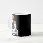 Mug Drôle Ils Mangent Les Chiens Les Chats Les Animaux (Devant gauche)