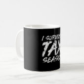 Mug Drôle J'ai survécu à la saison fiscale pour le con (Devant gauche)