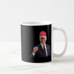 Mug Drôle Joe Biden porte la casquette Trump 2024
