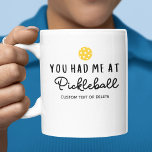 Mug Drôle Joueur de Pickleball Cadeau, Vous m'avez eu<br><div class="desc">Le cadeau parfait pour le pickleball pour votre ami,  partenaire de tournoi,  entraîneur ou toute personne qui aime le pickleball. Le design amusant des caractéristiques typographiques qui dit "Vous m'avez eu à Pickleball". Personnalisez avec n'importe quel nom et texte. Fait un cadeau génial pour n'importe quel amoureux du pickleball.</div>
