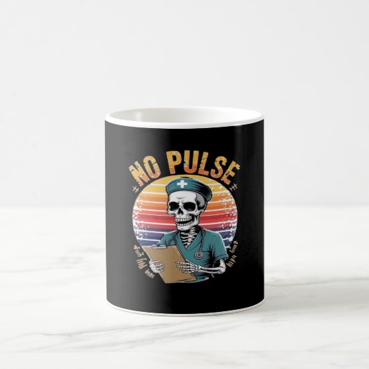 Mug Drôle Skeleton Nurse No Pulse Design - Humour fonc (Centre)