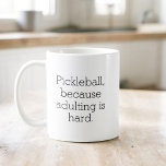 Mug Drôle Typographie Pickleball Simple Minimaliste<br><div class="desc">Profitez de votre café avec une touche d'humour avec la Drôle Pickleball Typographie Simple Minimaliste Café Mug. Cette tasse élégante présente un design épuré et minimaliste, avec des paroles pleines d'esprit qui vous apportent un sourire au visage. Fabriqué en céramique de haute qualité, il est parfait pour votre brasserie du...</div>