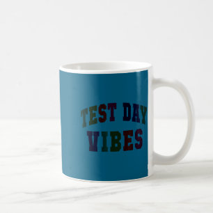 Mug Drôles de vibrations de jour de test testant prof 