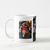 Mug Drummer dans la parade du dimanche de la palme, Ma (Gauche)