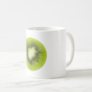 Mug Du kiwi frais. Closeuse à tranche ronde isolée
