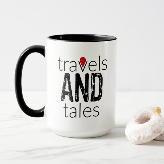 Mug du logo Travers and Tales avec les hôtes de la (Avec donut)