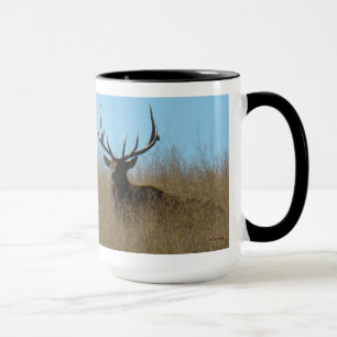 Mug E26 Élan mâle allongé dans les mauvaises herbes