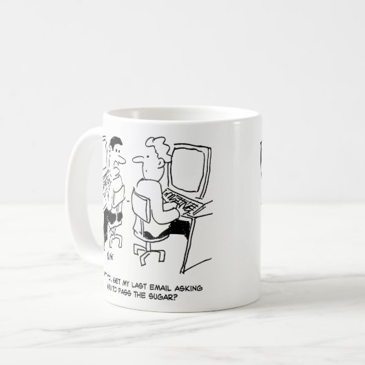 Mug E-mails de l'opérateur informatique demandant du s (Devant gauche)