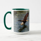 Mug Eagle chauve mûr chassant l'art de faune (Gauche)