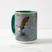 Mug Eagle chauve mûr chassant l'art de faune (Devant gauche)