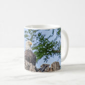 Mug Eagle chauve sur une branche d'arbre (Devant droit)