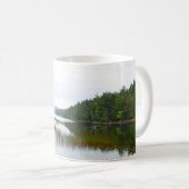 Mug Eagle Lake et feuilles de érable rouges II (Devant droit)