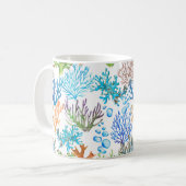 Mug Eau dessinée à la main motif marin avec coraux. Un (Devant gauche)