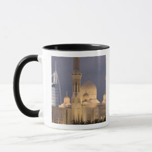 Mug EAU, Dubaï. Mosquée en soirée avec Burj al Arab