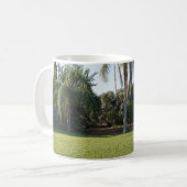 Mug Echappement paisible : pelouse luxuriante et arbre (Devant gauche)