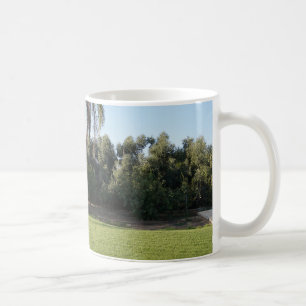Mug Echappement paisible : pelouse luxuriante et arbre