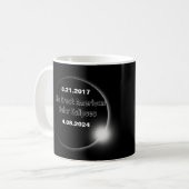 Mug Éclipse solaire double datée 2024 & 2017 (Devant gauche)