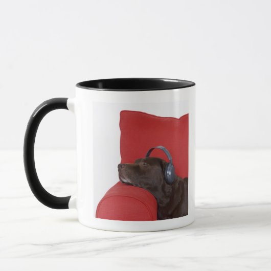 Mug Écouteurs de port de Labrador se trouvant sur le (Gauche)
