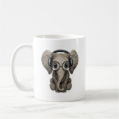 Mug Écouteurs de port du DJ d'éléphant mignon de bébé (Gauche)