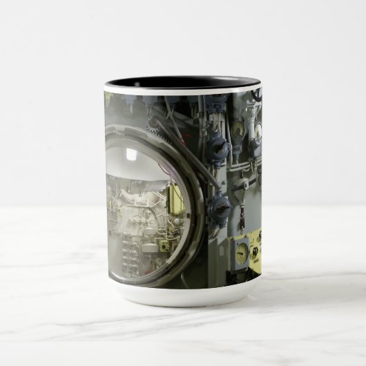 Mug écoutille sur un ancien sous-marin rétro (Centre)