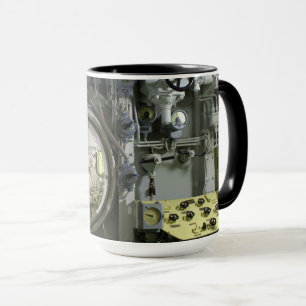 Mug écoutille sur un ancien sous-marin rétro