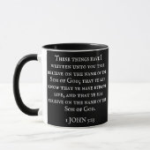 Mug Écriture 1 Jean 5:13 KJV Monogramme Noir (Gauche)