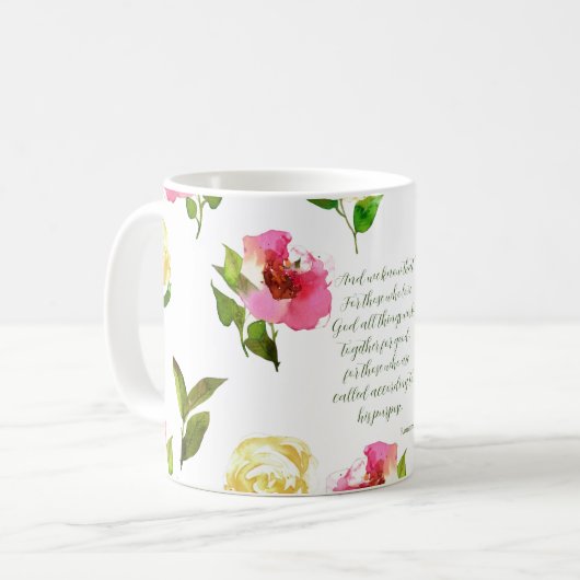 Mug Écriture Florale Romains 8:28 (Devant gauche)