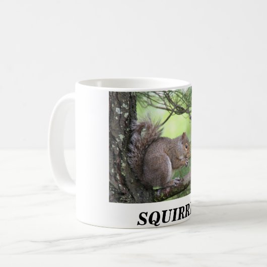 MUG ÉCUREUIL DANS LE PIN MANGEANT L'ÉCROU (Devant gauche)