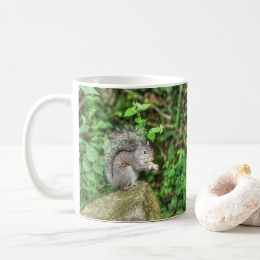 Mug Écureuil mangeant une arachide (Avec donut)