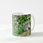 Mug Écureuil mangeant une arachide (Devant droit)