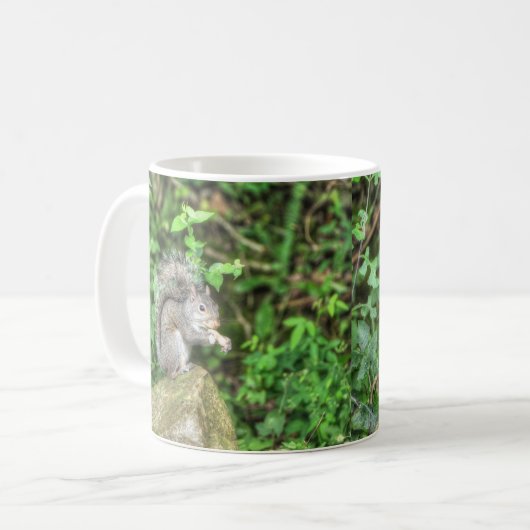 Mug Écureuil mangeant une arachide (Devant gauche)