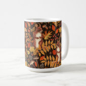 Mug Écureuils automnaux et flore sur brun foncé (Devant droit)