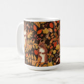 Mug Écureuils automnaux et flore sur brun foncé (Devant gauche)