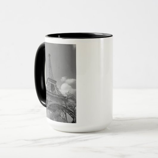 Mug Eiffel nuageux en noir et blanc, 2015 (Devant gauche)