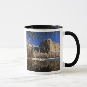 Mug El Capitan se reflète dans la rivière Merced en