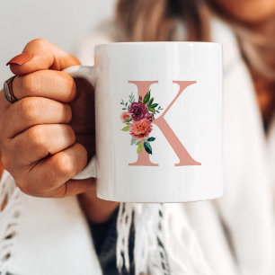 Mug Élégant Blush et Bourgogne Floral Monogramme initi