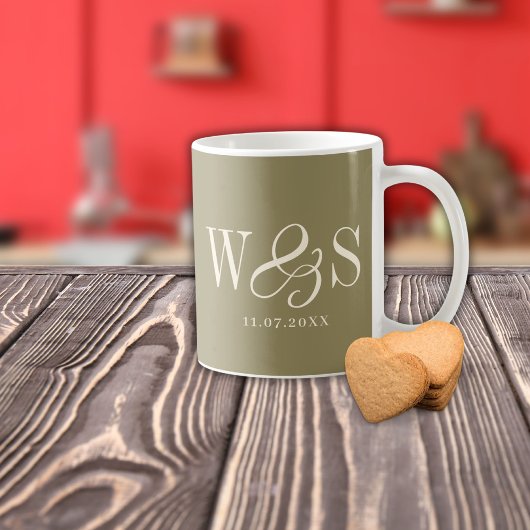 Mug Élégant couple mariage initial vert olive