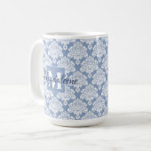 Mug Élégant Dusty Blue Damask Lace Monogramme et nom (Devant gauche)