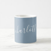 Mug Elégant Dusty Blue Script Moderne Nom Personnalisé (Centre)