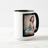Mug Élégant Épinglette Beauté de fille en bleu satiné  (Devant droit)