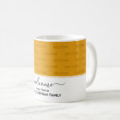 Mug Elégant Jaune BIENVENUE À NOTRE MAISON Invité (Devant droit)