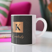 Mug Élégant moderne noir nom script monogrammed