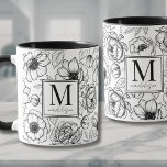 Mug Élégant Monogramme noir blanc<br><div class="desc">Célébrez la femme spéciale dans votre vie avec cette tasse monogramme élégante et sophistiquée, conçue pour apporter une touche d'élégance à sa routine quotidienne. Dotée d'un motif floral noir et blanc chic qui rappelle les marques de haute couture et de parfums de luxe, cette tasse allie design à la mode...</div>