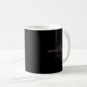 Mug Élégant monogramme noir or script nom avec enjoliv (Devant droit)