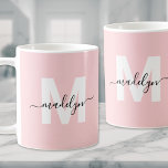 Mug Élégant Monogramme rose pâle moderne<br><div class="desc">Personnalisé Moderne Feminine Blush Pink Nom Initial Monogramme Café Mug. Cette tasse élégante présente une initiale bleue audacieuse sur un arrière - plan rose pâle et doux, complétée par un élégant nom de script noir. Le monogramme est affiché de chaque côté, ajoutant une touche chic et personnalisée de chaque angle....</div>