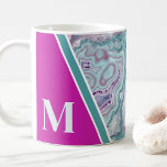 Mug Élégant Monogramme tendance initial<br><div class="desc">Fille Élégante Turquoise Fuchsia Agate Monogramme initial de café Mug. Les cristaux et les géodes continuent d'être une tendance favorite ! Cette impression présente et une image rapprochée d'une roche de géode turquoise et violette (magenta) vibrante,  avec de petits cristaux. Ajoutez votre initiale pour en faire la vôtre.</div>