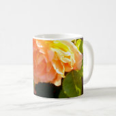 Mug Elégant romantique Pêche Rose jaune orange floral (Devant droit)
